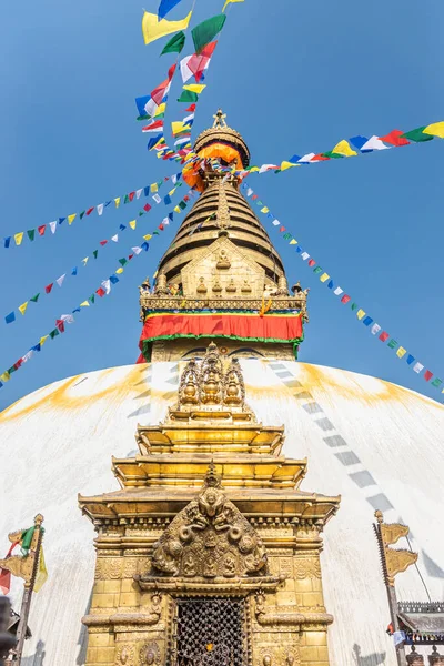 Башня Ступы Будханатх украшена флагами в Катманду, Непал. — стоковое фото