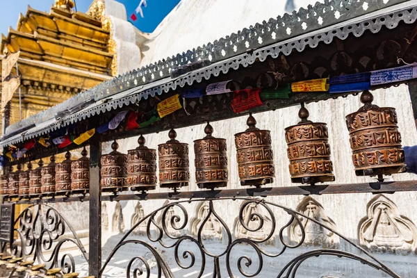 Молитвенные колеса в Ступе Будханатха в Катманду, Непал — стоковое фото