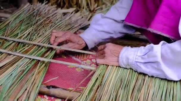 北タイの伝統的な屋根を作る手の一部 タイ北部の村で伝統的な屋根を作る — ストック動画