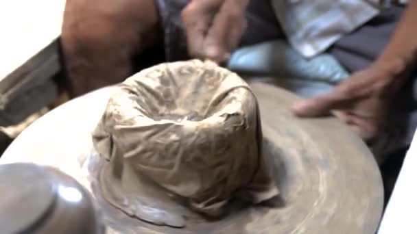 用专业工具在陶匠车轮上旋转半成品陶瓷花瓶及手塑粘土的特写镜头 — 图库视频影像
