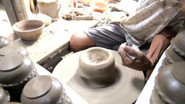 Close Tiro Meia Acabado Vaso Cerâmica Girando Roda Oleiros Mãos — Vídeo de Stock