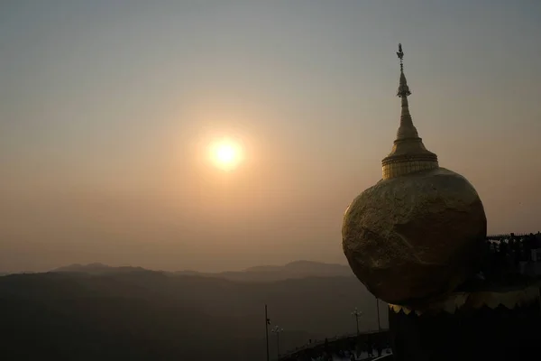 Golden Rock Κατά Kyaiktiyo Στο Ηλιοβασίλεμα Μιανμάρ — Φωτογραφία Αρχείου