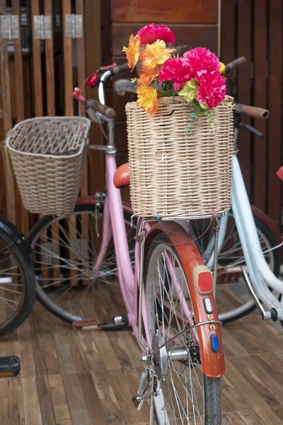 Dekoration Mit Einem Blumenstrauß Einen Korb Und Ein Fahrrad Legen — Stockfoto