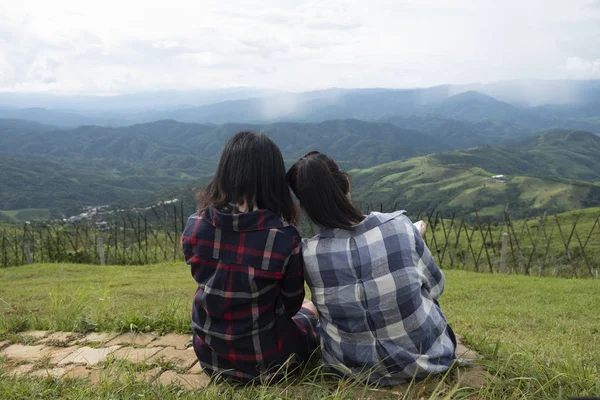 Amicizia Tra Amici Due Donne Sedute Alla Vista Foto Stock