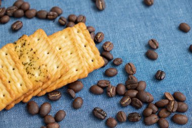 Masanın üzerinde bir bardak esmer şeker.