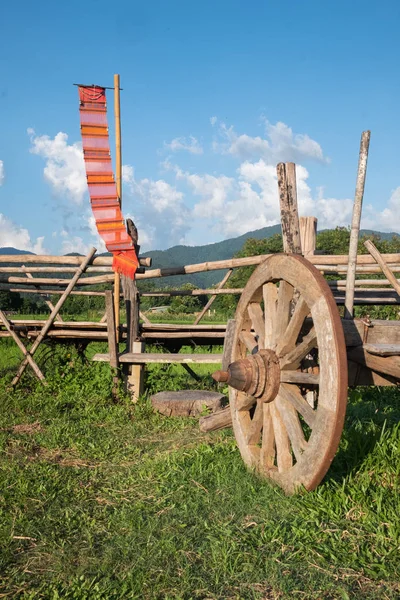 泰国南部的一个田里有金属轮缘的木制旅行车轮 — 图库照片