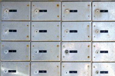 metal harflerle gri: sayılar