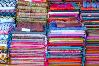 kumaş pazarı kaşmir ipek pamuk parlak piyasada birçok bir yığın yalan