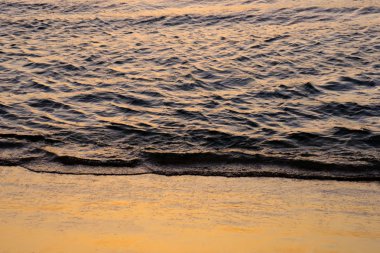 Güneşin rengini denizde