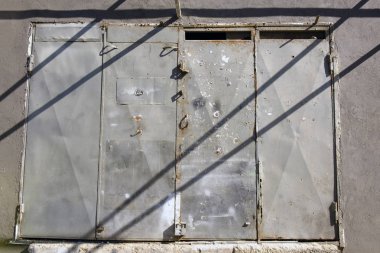 kapalı kapı büyük metalik gri