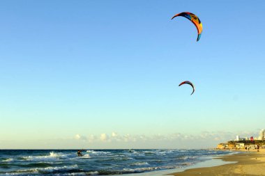 İsrail - Netanya, 15 Ekim: genç bir adam - bir uçurtma sörfçü bir uçurtma Akdeniz dalgalar üzerinde sürmek