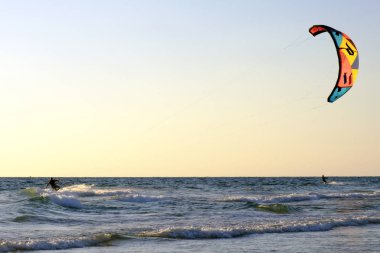 İsrail - Netanya, 15 Ekim 2017: genç bir adam - bir uçurtma sörfçü bir uçurtma Akdeniz dalgalar üzerinde sürmek