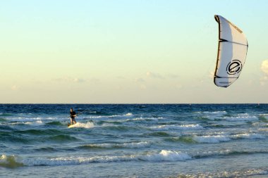 İsrail - Netanya, 15 Ekim 2017: genç bir adam - bir uçurtma sörfçü bir uçurtma Akdeniz dalgalar üzerinde sürmek