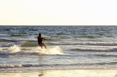 İsrail - Netanya, 15 Ekim 2017: genç bir adam - bir uçurtma sörfçü bir uçurtma Akdeniz dalgalar üzerinde sürmek