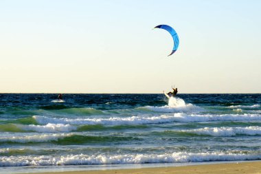İsrail - Netanya, 15 Ekim 2017: genç bir adam - bir uçurtma sörfçü bir uçurtma Akdeniz dalgalar üzerinde sürmek