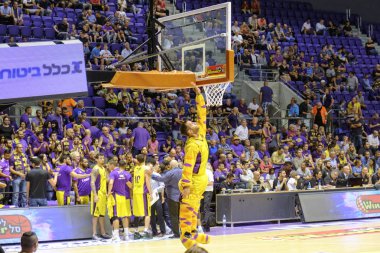 İsrail - Holon, Toto Arena, 15 Ekim 2017: basketbol Hapoel Holon - Hapoel Eilat, maskot Hapoel Holon oyun