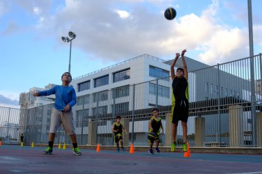 İsrail - Netanya, 16 Ekim 2017: çocuk basketbol eğitim rehberliği altında sokak çocuk basketbol takımı teknik direktörü