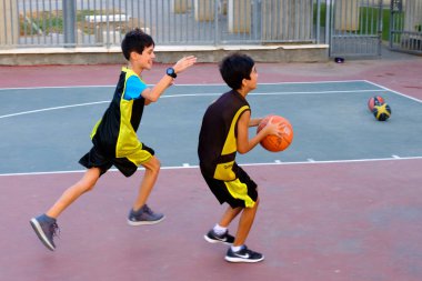 İsrail - Netanya, 16 Ekim 2017: çocuk basketbol eğitim rehberliği altında sokak çocuk basketbol takımı teknik direktörü
