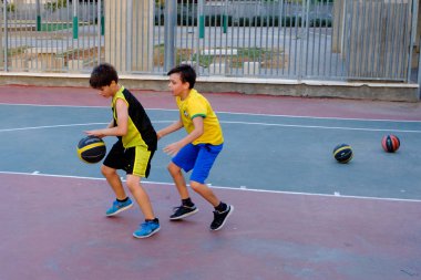 İsrail - Netanya, 16 Ekim 2017: çocuk basketbol eğitim rehberliği altında sokak çocuk basketbol takımı teknik direktörü