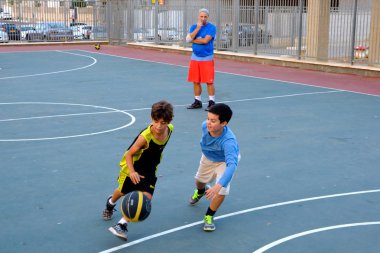 İsrail - Netanya, 16 Ekim 2017: çocuk basketbol eğitim rehberliği altında sokak çocuk basketbol takımı teknik direktörü