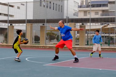 İsrail - Netanya, 16 Ekim 2017: çocuk basketbol eğitim rehberliği altında sokak çocuk basketbol takımı teknik direktörü