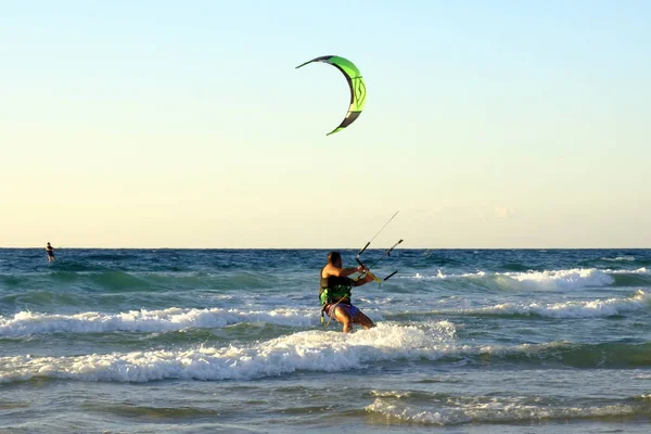 Israel Netanya Octobre 2017 Jeune Homme Cerf Volant Surfe Sur — Photo