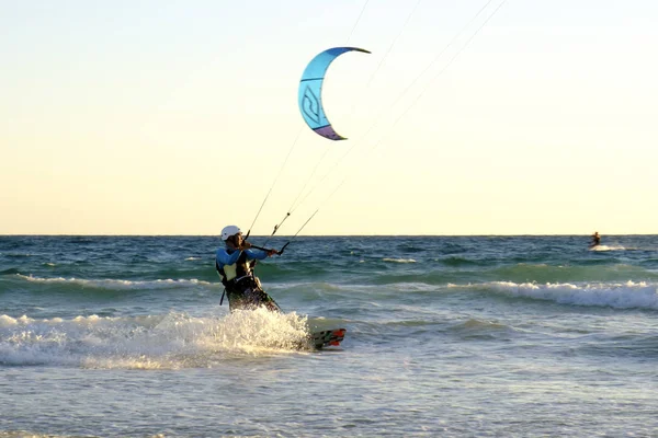 以色列 内坦亚 2017年10月15日 一名年轻人 一名风筝冲浪者在地中海的海浪上骑风筝 — 图库照片