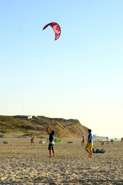 Israël Netanya Oktober 2017 Jonge Mensen Zijn Getraind Kitesurfen Aan — Stockfoto