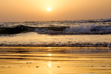 gün batımı ve deniz ve dalgalar