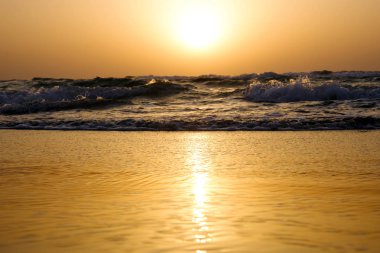 gün batımı ve deniz ve dalgalar