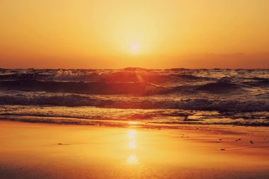 günbatımı ve güneş ve gökyüzü ve deniz ve dalgalar ve kum