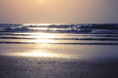 gökyüzü ve deniz ve dalgalar ve kum