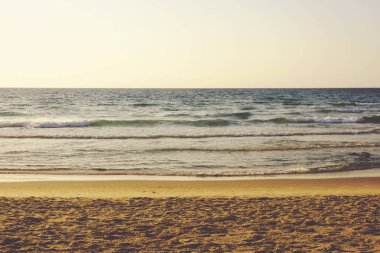 gökyüzü ve deniz ve dalgalar ve kum