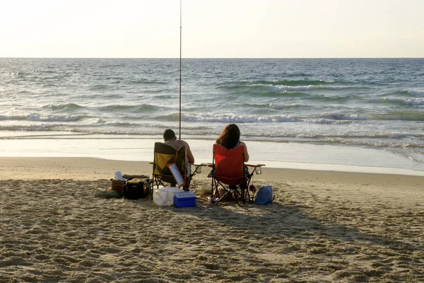 Junger Mann Frau Entspannt Sich Ufer Des Mittelmeeres Und Angelt — Stockfoto