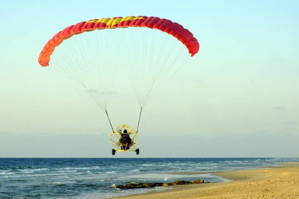 Une Voiture Parachute Survole Mer Méditerranée — Photo