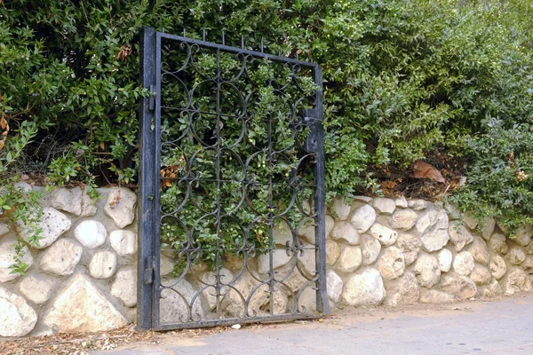 Puerta Hierro Negro Una Pared Piedra — Foto de Stock