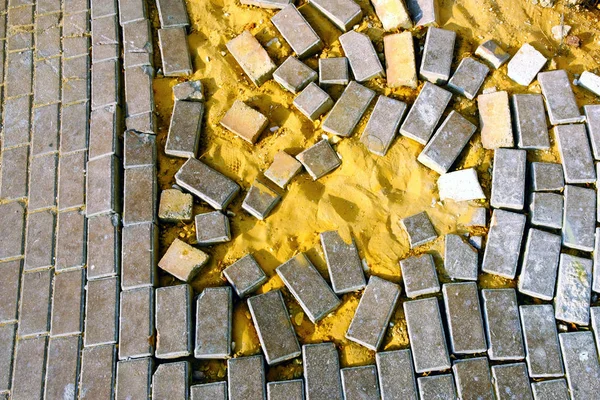 Сломанная Плитка Желтым Песком — стоковое фото