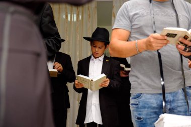 İsrail - Netanya, 23 Ekim 2017: bir sinagog bir bar Mitzva kutlaması sırasında genç bir dini Yahudi