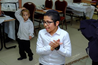 İsrail - Netanya, 23 Ekim 2017: genç dindar Yahudiler içinde bar Mitzva kutlaması sırasında Sinagogu