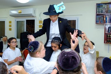 İsrail - Netanya, 23 Ekim 2017: genç dindar Yahudiler içinde bar Mitzva kutlaması sırasında Sinagogu