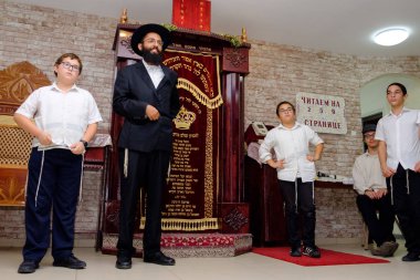 İsrail - Netanya, 23 Ekim 2017: genç dindar Yahudiler içinde bar Mitzva kutlaması sırasında Sinagogu