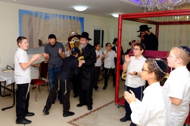 İsrail - Netanya, 23 Ekim 2017: genç dindar Yahudiler içinde bar Mitzva kutlaması sırasında Sinagogu