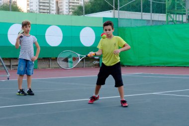 İsrail - Netanya, 24 Ekim 2017: küçük çocuk oyun Tenis açık havada