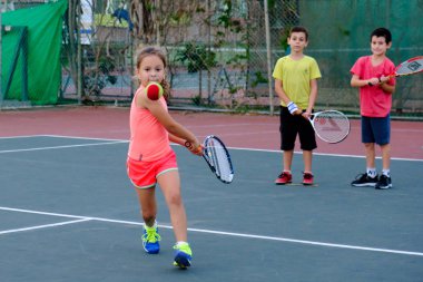 İsrail - Netanya, 24 Ekim 2017: küçük çocuk oyun Tenis açık havada