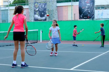 İsrail - Netanya, 24 Ekim 2017: küçük çocuk oyun Tenis açık havada