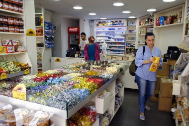 İsrail - Netanya, 24 Ekim 2017: Dükkanı tatlılar ve tatlılar ve fındık ve helva