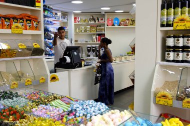 İsrail - Netanya, 24 Ekim 2017: Dükkanı tatlılar ve tatlılar ve fındık ve helva