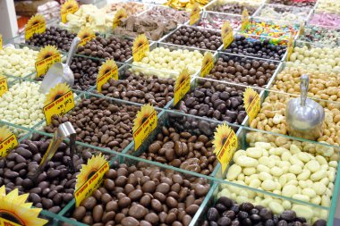 İsrail - Netanya, 24 Ekim 2017: Dükkanı tatlılar ve tatlılar ve fındık ve helva