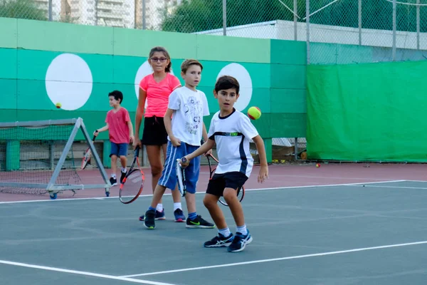 以色列 Netanya 2017年10月24日 幼儿在露天打网球 — 图库照片