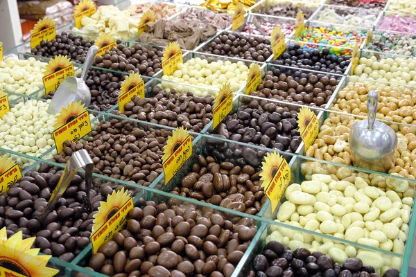 İsrail - Netanya, 24 Ekim 2017: Dükkanı tatlılar ve tatlılar ve fındık ve helva